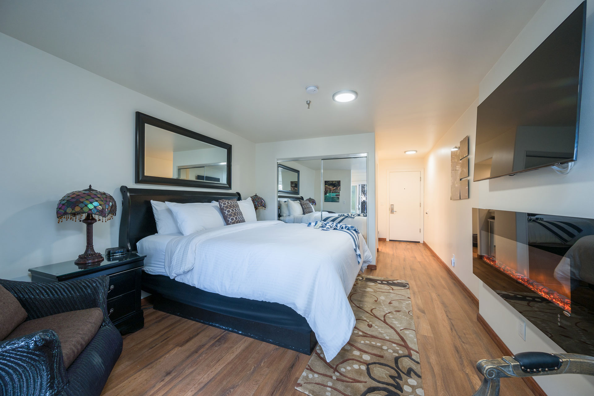 Sycamore Springs King Room Full View