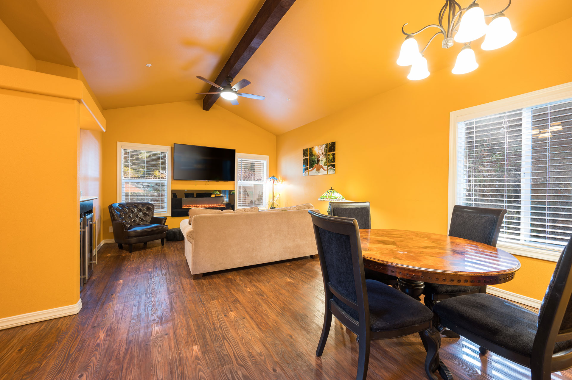 805 King Suite Living & Dining Area