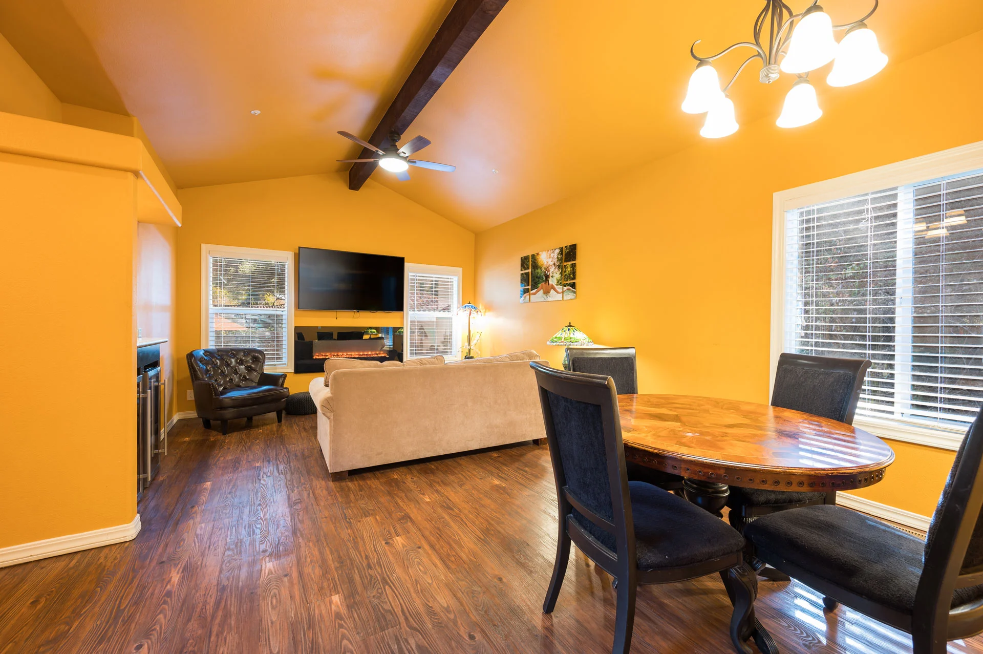 805 King Suite Living & Dining Area
