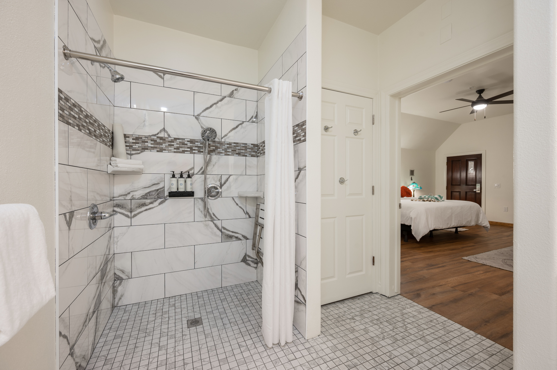 Sycamore King Standard Accessible and Dog Friendly Room 302