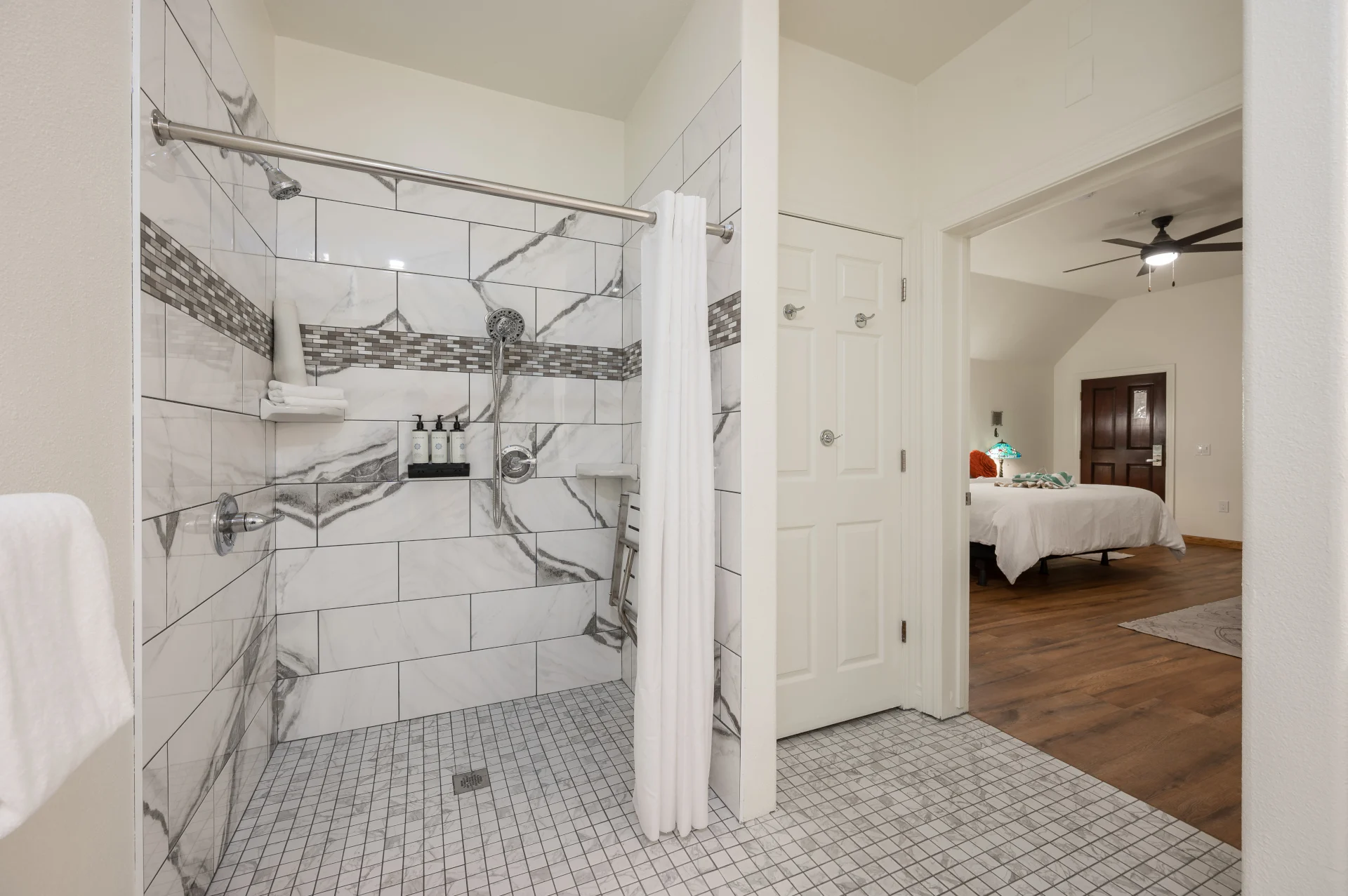 Sycamore King Standard Accessible and Dog Friendly Room 302