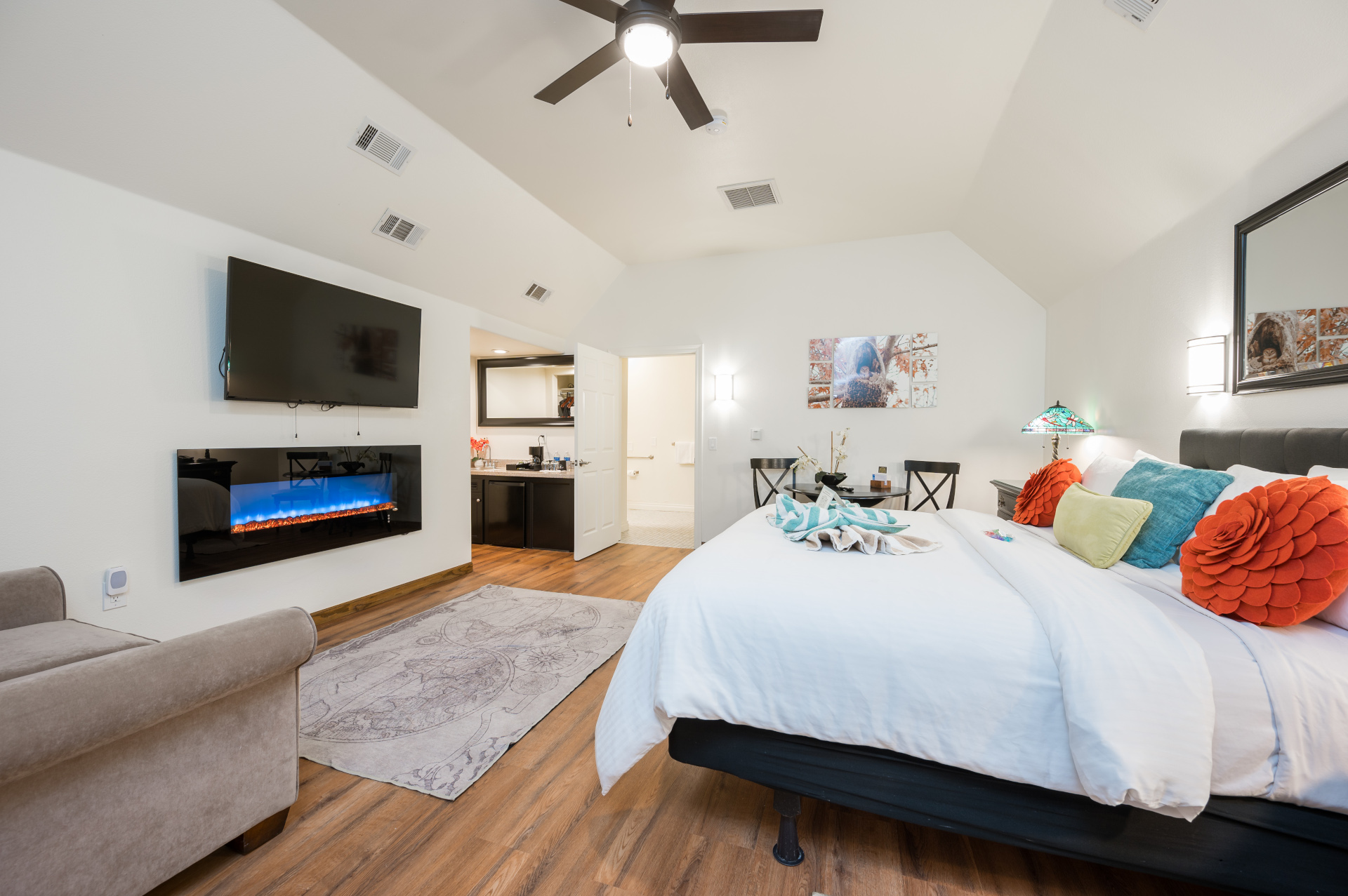 Sycamore King Standard Accessible and Dog Friendly Room 302