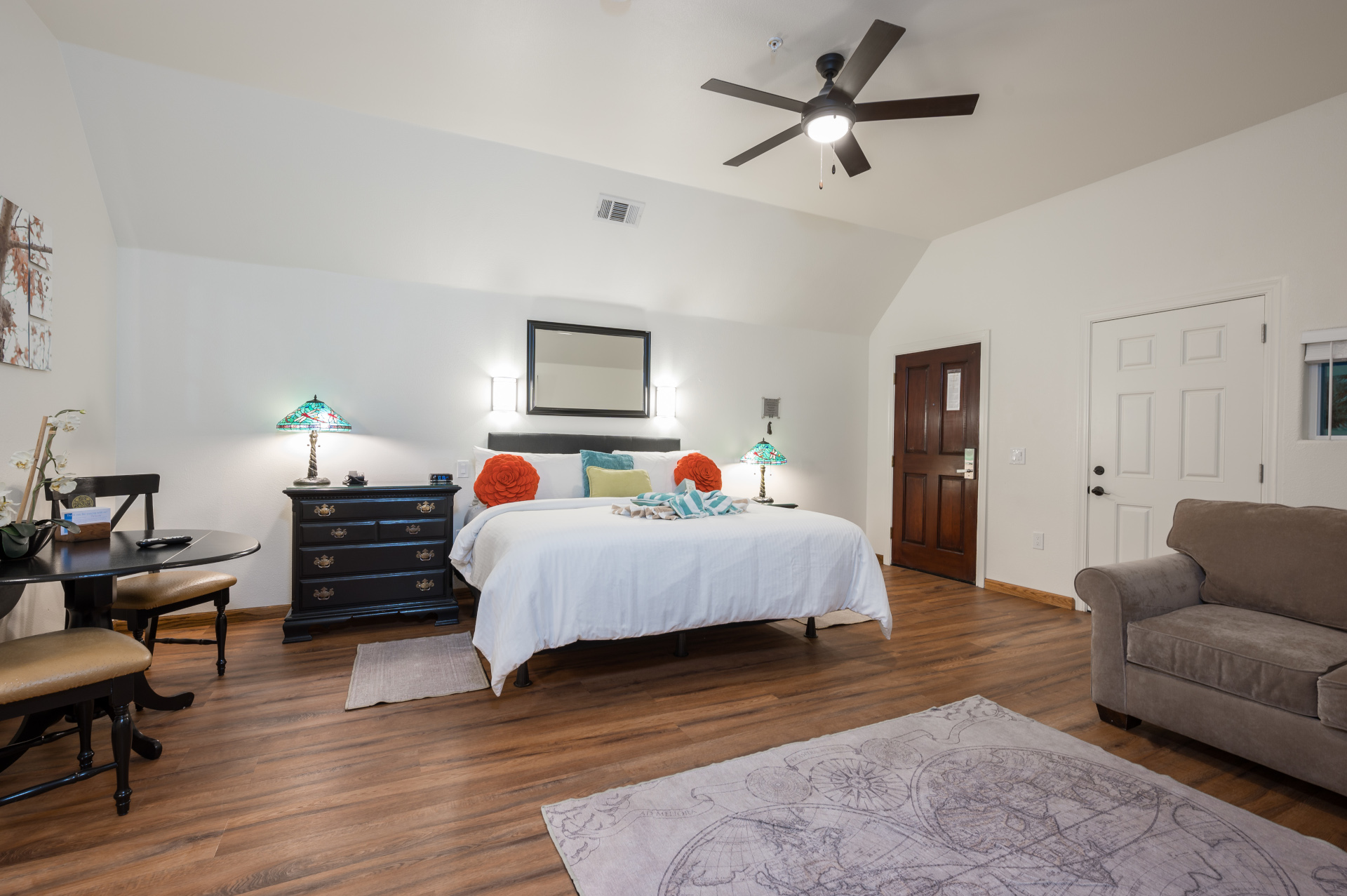 Sycamore King Standard Accessible and Dog Friendly Room 302