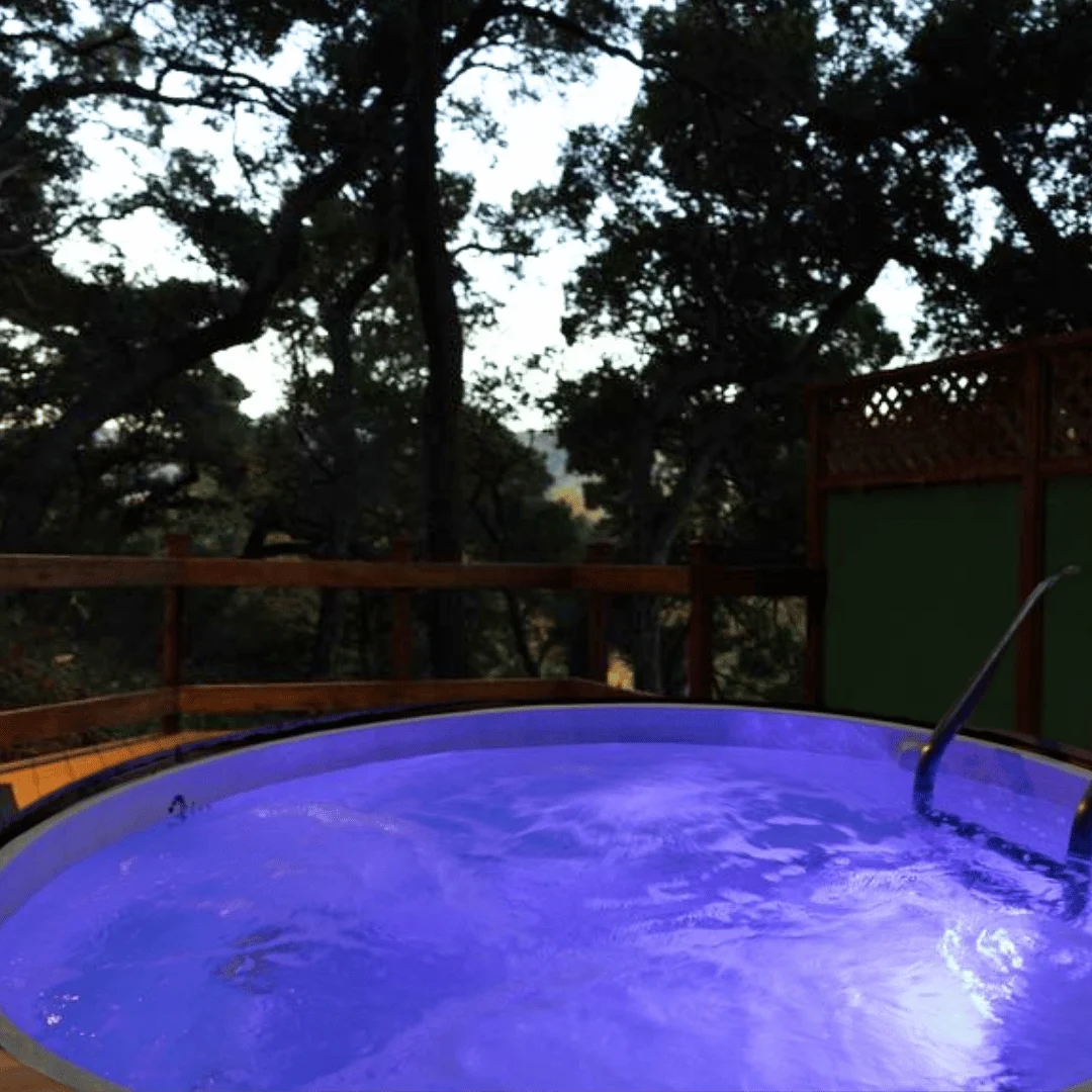 LATE-NIGHT HILLSIDE HOT TUB SPECIAL